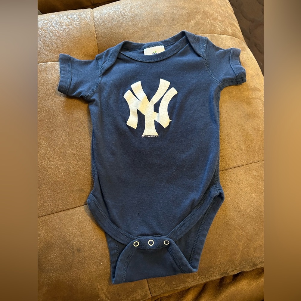 🧢Baby👶🏼New York🗽Yankees⚾️Soft as a Grape Navy Body Suit Sz 6M⚾️